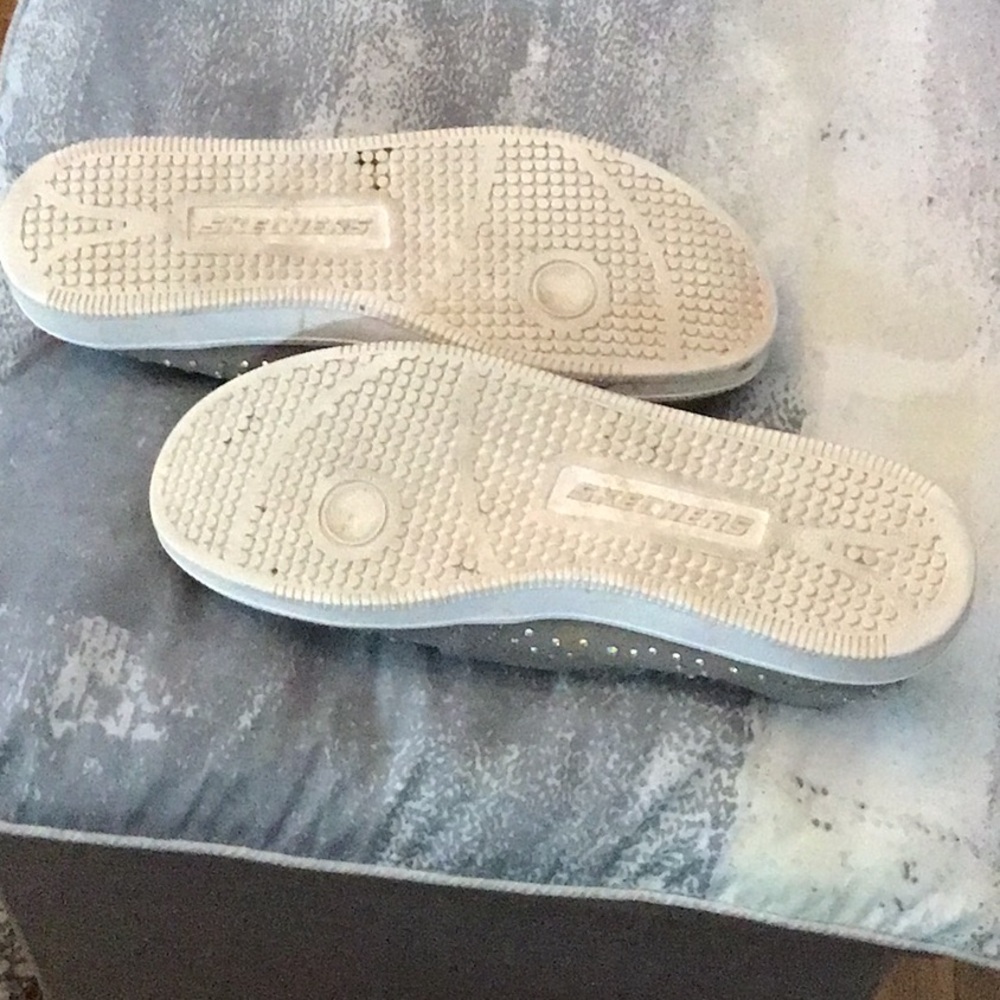 EUC SKECHERS AIR-COOLED MEMORY FOAM SNEAKERS SZ7 W/RHINESTONE ON OUTSIDE,TAUPE. - Picture 4 of 8